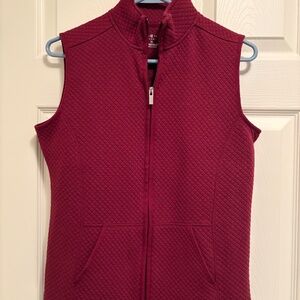 Karen Scott sport quilted sleeveless zipper vest with pockets.